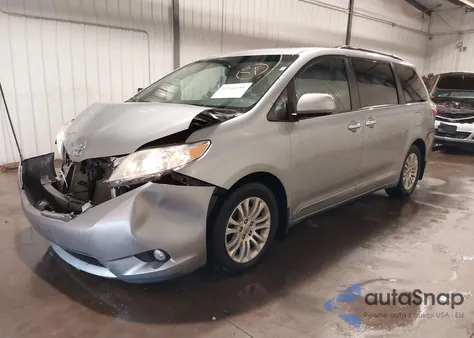2016 Toyota Sienna Xle 8 Passenger z USA, uszkodzony, nr VIN 5TDYK3DC7GS730188